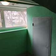Ворошиловский — Ремонт 1 подъезда с 1 по 9 этаж с заменой поручней и укладкой напольной плитки 1 этаж, упорядочивание сетей провайдеров в кабель каналы