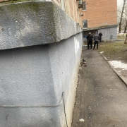 Ворошиловский — ремонт отмостки с установкой поребрика по периметру МКД